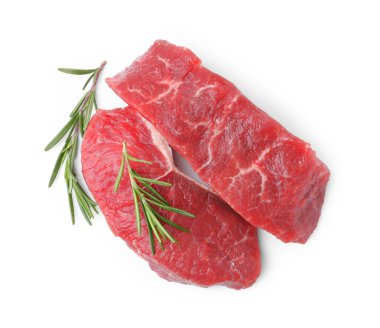 Biberiyeli çiğ et parçaları beyaza izole edilmiş.