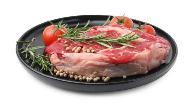 Beyaza izole edilmiş çiğ et, baharat ve domates parçası.