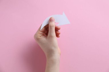 Pembe arka planda kağıt oklu kadın, üst görünüm
