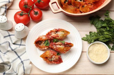 Ricotta peynirli enfes koni makarna, domates sosu ve ahşap masada maydanoz.