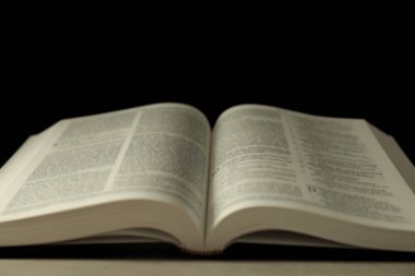 İngilizce İncil 'i gri masada aç, yakın plan.