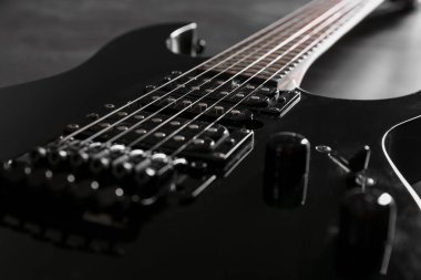 Siyah arkaplanda modern elektro gitar, yakın plan