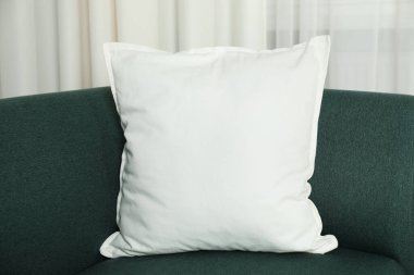 İçerideki rahat koltukta boş yumuşak yastık.