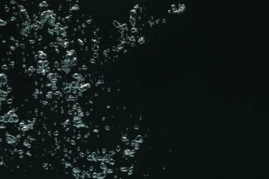 Siyah arka planda bir sürü su kabarcığı var, yakın plan. Metin için boşluk