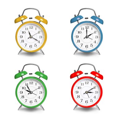 Alarm saatleri beyaz üzerine izole edilmiş farklı renklerde, ayarla
