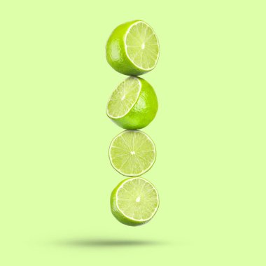 Açık yeşil arkaplana düşen taze limon dilimleri