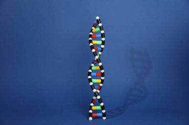 Mavi arkaplanda renkli DNA yapısı modeli