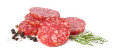 Lezzetli tütsülenmiş sosis ve baharatlar beyaz üzerine izole edilmiş.