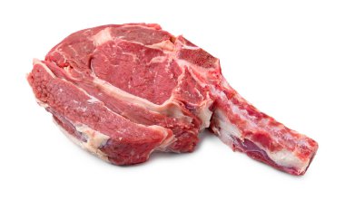 Beyaza izole edilmiş çiğ biftek.