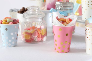 Çikolata. Beyaz masada bir sürü tatlı var.