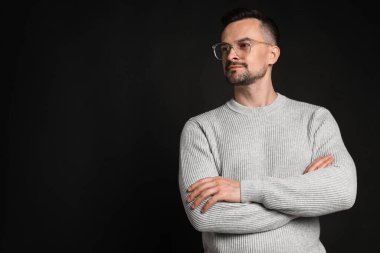 Siyah arka planda yakışıklı orta yaşlı bir adamın portresi, metin için boşluk