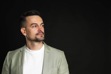 Siyah arka planda yakışıklı orta yaşlı bir adamın portresi, metin için boşluk