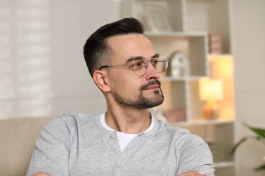 Yakışıklı orta yaşlı bir adamın portresi.