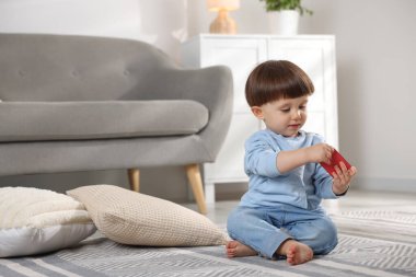 Küçük çocuk evde kibrit kutusuyla oynuyor. Çocuk tehlikede.
