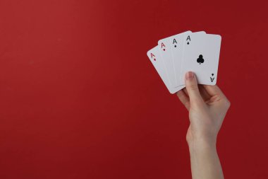 Kırmızı arka planda iskambil oynayan kadın, yakın plan. Metin için boşluk