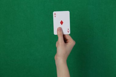 Yeşil arka plana karşı oyun kartı olan kadın, yakın plan