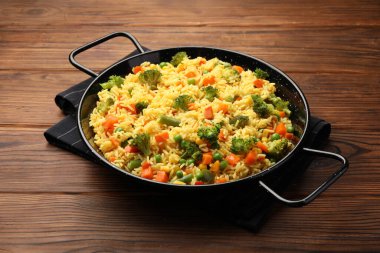 Ahşap masada sebzeli pilav.