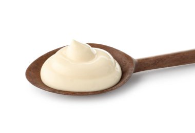 Tahta kaşıkta mayonez sosu. Beyaz kaşıkta izole edilmiş.