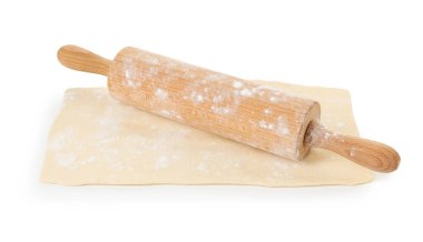 Taze hamur ve merdane beyaza izole edilmiş.