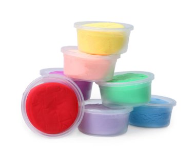Beyaza izole edilmiş plastik kavanozlardaki farklı renkli modelleme killeri.