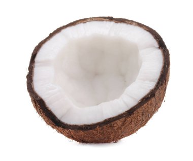 Çatlak hindistan cevizinin yarısı beyaza izole edilmiş.