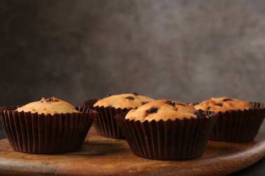 Masada çikolata parçacıklı lezzetli kek, yakın plan.