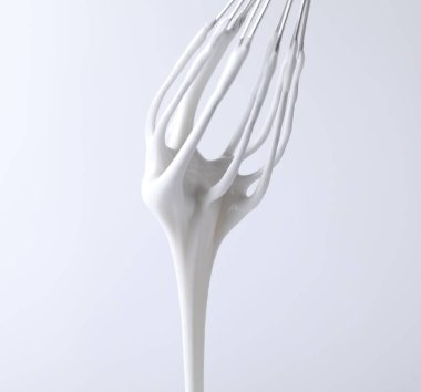 Beyaz arka planda krem şantili çırpma çırpma, yakın plan