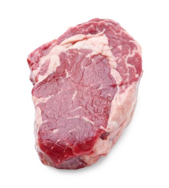 Beyaza izole edilmiş çiğ et parçası.