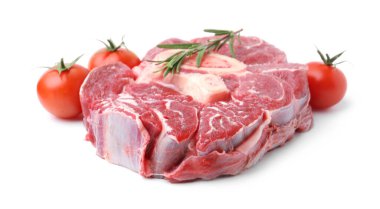 Beyaza izole edilmiş çiğ et, biberiye ve domates.