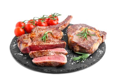 Lezzetli et, baharat ve domates parçaları beyaza izole edilmiş.