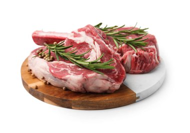 Çiğ et parçaları ve beyaza izole edilmiş baharatlar.