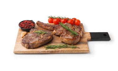 Lezzetli et, baharat ve domates parçaları beyaza izole edilmiş.