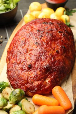 Gri masada sebzeli lezzetli hindi köftesi, yakın plan.