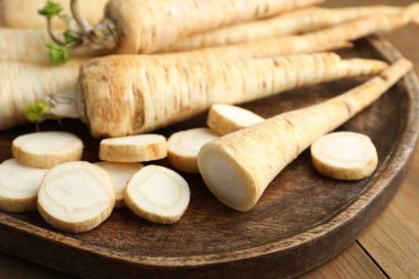 Taze maydanoz köklerini ahşap masaya koyup yakın plan çekelim.