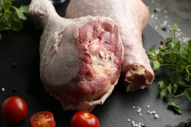 Çiğ hindi budu ve malzemeler gri masada, yakın plan.