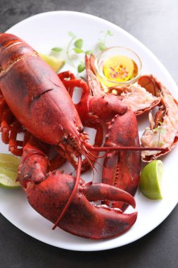 Gri masada servis edilen lezzetli haşlanmış ıstakoz, yakın plan.