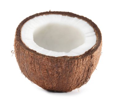 Çatlak hindistan cevizinin yarısı beyaza izole edilmiş.