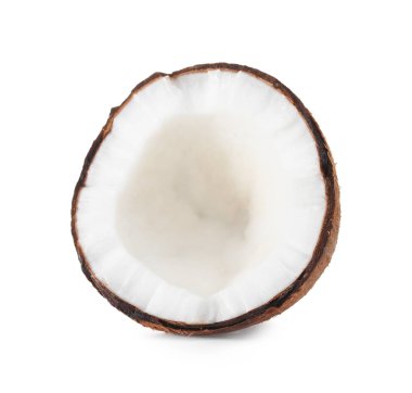 Çatlak hindistan cevizinin yarısı beyaza izole edilmiş.