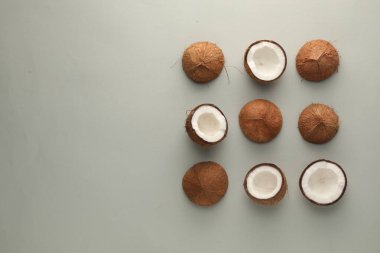 Gri arka planda taze hindistan cevizleri, düz bir zemin. Metin için boşluk