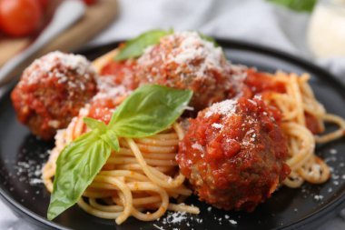 Köfteli, fesleğenli ve peynirli lezzetli makarna, yakın plan.