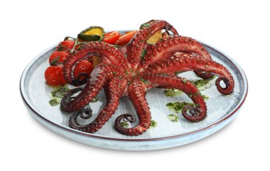 Bitki soslu kızarmış ahtapot ve beyaz üzerine izole edilmiş sebzeler.