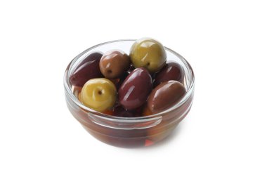 Lezzetli salamura edilmiş zeytinler beyaz kapta izole edilmiş.