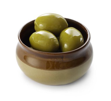 Lezzetli marine edilmiş yeşil zeytinler beyaz kasede izole edilmiş.
