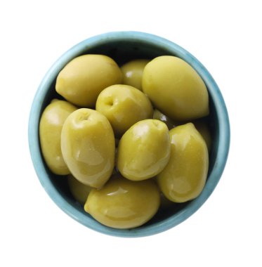 Lezzetli salamura edilmiş yeşil zeytinler beyaz, üst görünümde izole