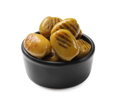 Lezzetli ızgara yeşil zeytinler beyazda izole edilmiş