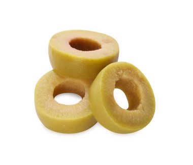 Lezzetli marine edilmiş yeşil zeytin dilimleri beyaz üzerine izole edilmiş.