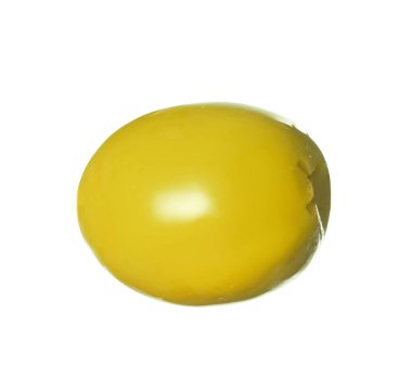 Lezzetli marine edilmiş yeşil zeytin beyazda izole edilmiş.