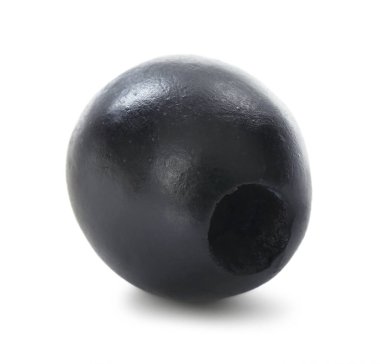 Lezzetli salamura edilmiş siyah zeytin beyazda izole edilmiş.