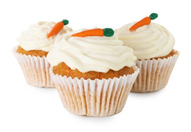 Beyaza izole edilmiş lezzetli havuçlu kekler. Tatlı nefis.