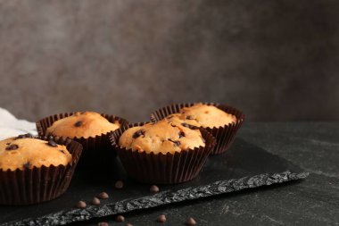 Siyah masada çikolata parçalı lezzetli kek, yakın plan.